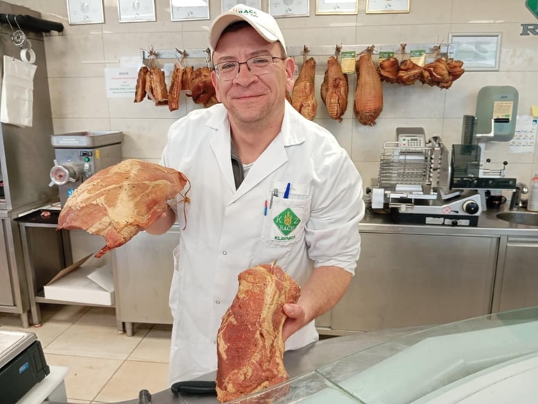 Srce izdelave velikonočnih šunk KZ Rače je v Račah, pove Gregor Tepej. Njihove izdelke pa kupci najdejo tudi na osrednji mariborski tržnici. 