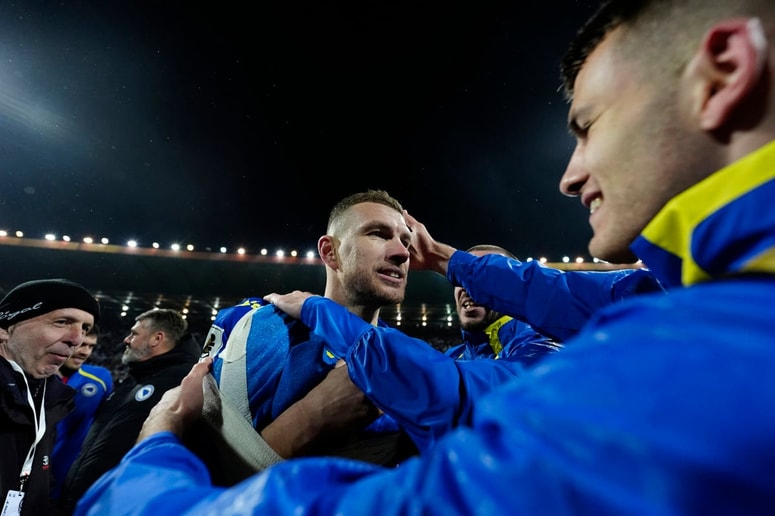 Edin Džeko in soigralci imajo za seboj naporno, a morda najbolj veselo noč v življenju. 