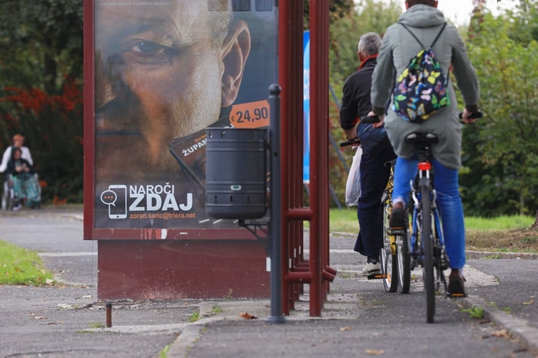 Policisti so kolesarju na kraju prepovedali nadaljnjo vožnjo in mu izdali plačilni nalog. Fotografija je simbolična. 
