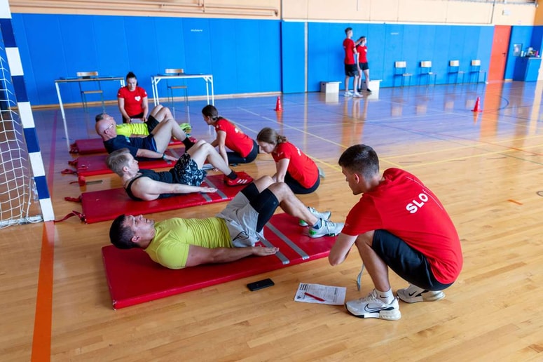 Mnogi odrasli se gibajo premalo ali neustrezno, ker ne vedo, kje sploh začeti. Meritve zato niso le test, temveč izhodišče za bolj premišljeno in učinkovito rekreacijo. 