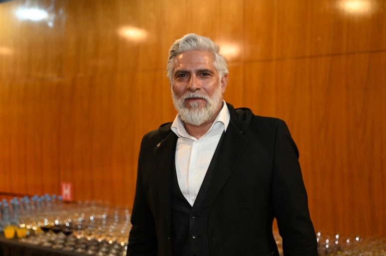 Sebastian Cavazza kot dr. Robert Golob