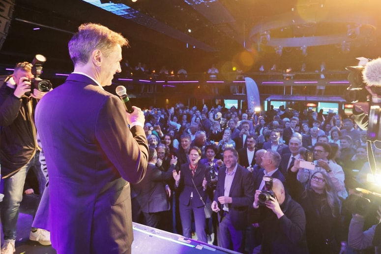 Na spletni strani Državne volilne komisije (DVK) je od 14. ure vnesenih 1.179.769 veljavnih glasovnic. Volilna udeležba je bila 70,25-odstotna.