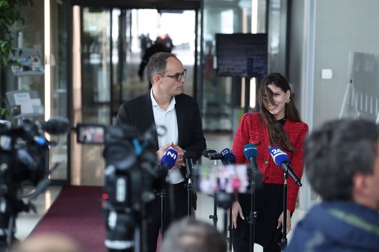 Anže Logar in Eva Irgl sta se pretekli teden udeležila pogovorov, na katere je vse stranke novega sklica parlamenta z izjemo stranke SDS povabil Robert Golob. Logar in Irgl sicer na volitvah nista bila izvoljena za poslanca.