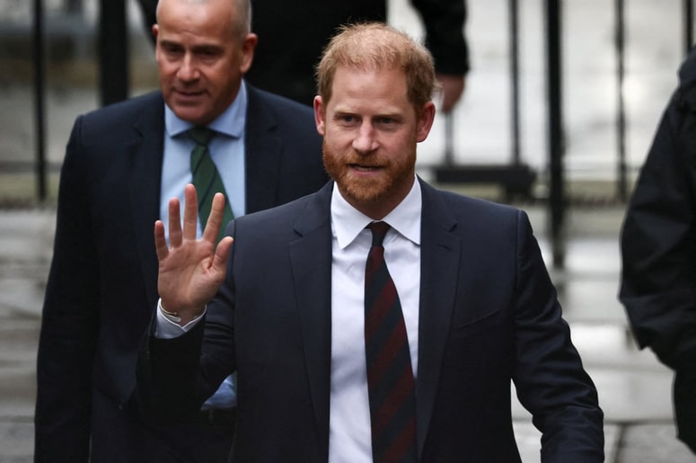 Harry je sodniku januarja pojasnil, da je novinarko srečal le enkrat na neki zabavi.