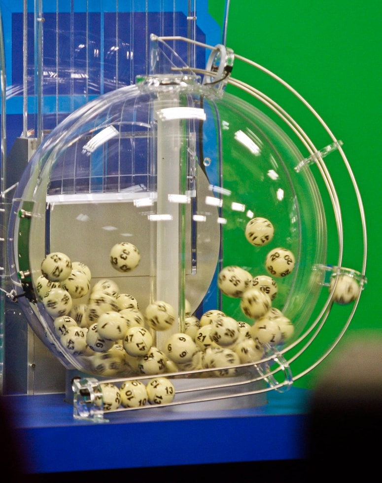 Leto dni po tem, ko jima je sreča naklonila milijone, so se za mladega bogataša stvari močno zapletle.