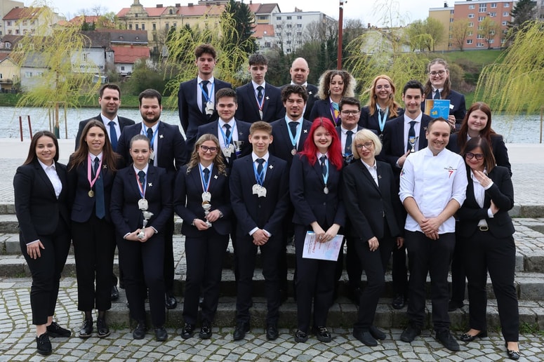 Nagrajeni študenti s svojimi mentorji