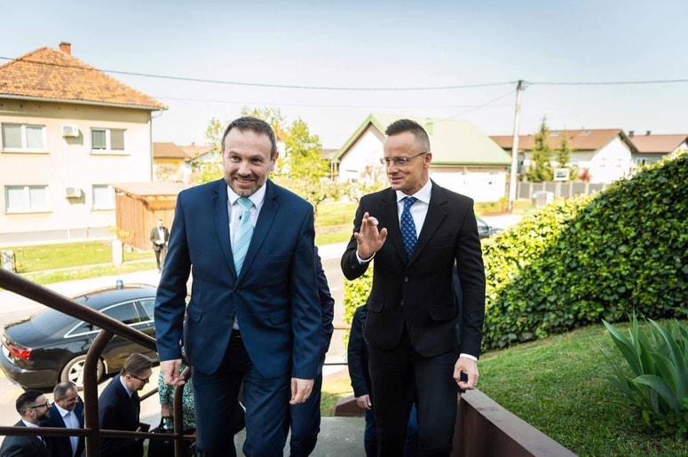 Ferenc Horvath in Peter Szijjarto na fotografiji, ki jo je ob čestitki Horvathu na družbenem omrežju objavil Szijjarto. 