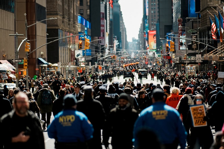 Zaupanje v Trumpa je resno razžrto, razen trdega jedra gibanja MAGA (angleška kratica gesla Naredimo Ameriko spet veliko!) je njegova podpora zdrsnila na zgodovinsko nizko raven.