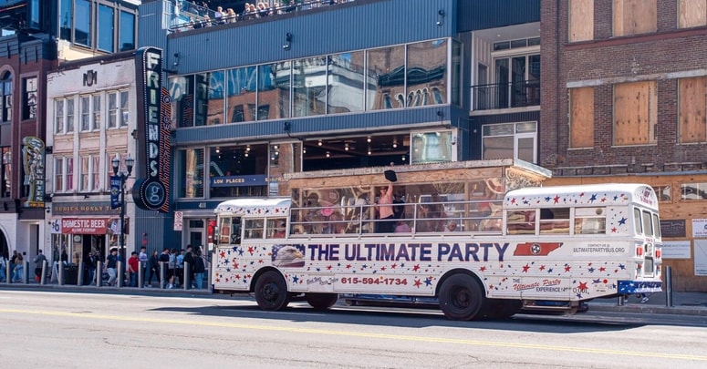 Takšni avtobusi omogočajo skupinam prijateljev, da se vozijo po mestu ali med različnimi lokacijami, medtem ko uživajo v vzdušju pravega nočnega kluba. Fotografija je simbolična. 