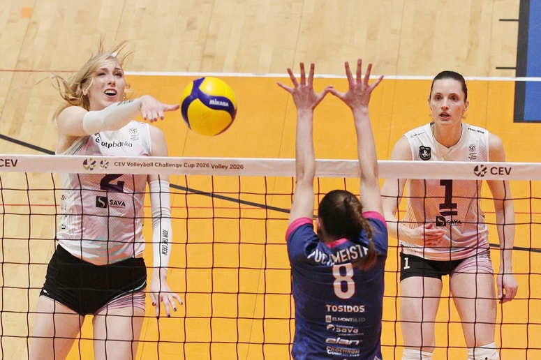 Klara Milošič (levo) in Iza Mlakar sta prikazali odlično igro v napadu, obe pa sta dosegli tudi po tri blok točke. 