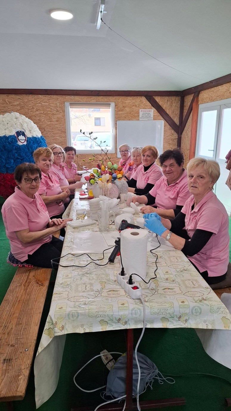 Projekt je nastajal na osmih ustvarjalnih delavnicah, ki jih obiskuje 17 članic, skupaj pa so vložile približno 440 ur dela. 