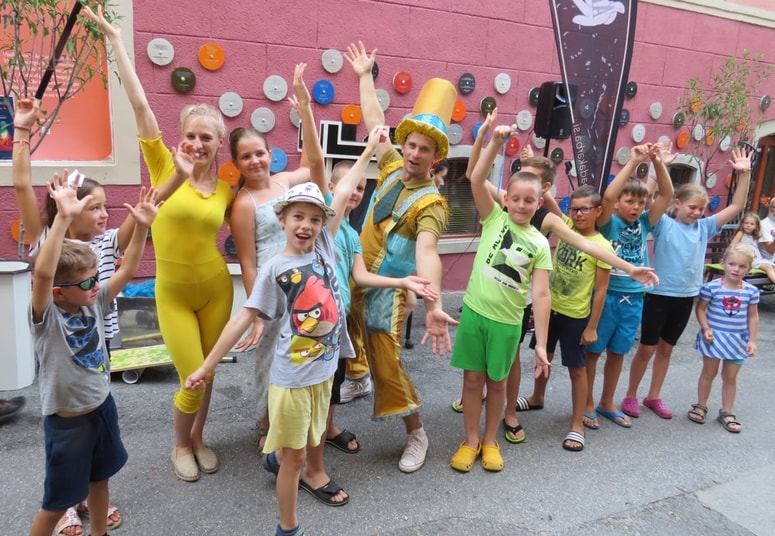 Za organizacijo letošnje žonglerske konvencije na Ptuju sta zaslužna akrobata in žonglerja Tina Vrdjuka Kekec in Matjaž Kekec, znana kot dvojec Arbadakarba. 