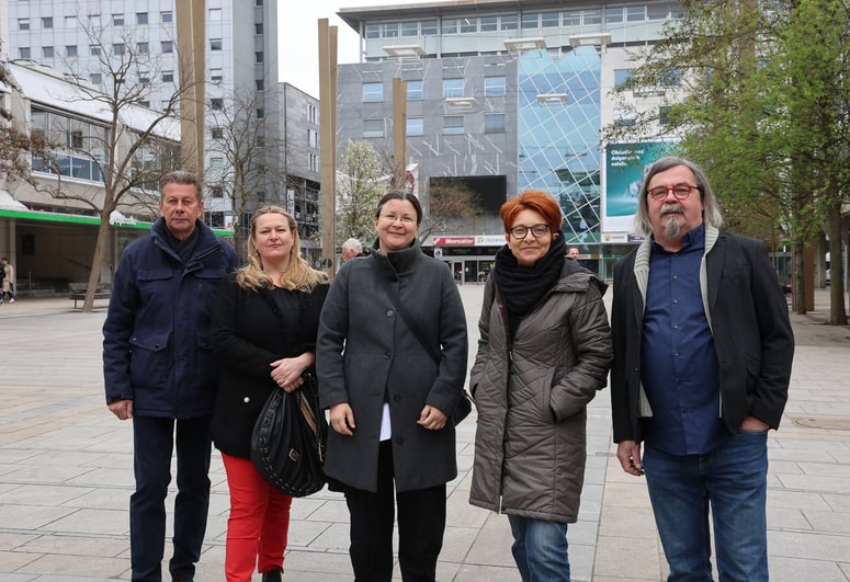 Na novo izvoljeni poslanci iz Maribora (od leve) Tomaž Lah, Lena Grgurevič, Katja Kokot, Andreja Rajbenšu in Vladimir Šega 