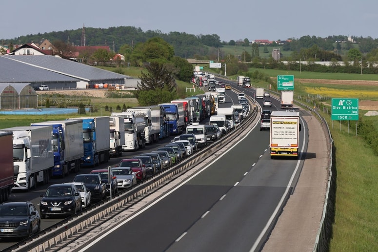 V Sloveniji v času velikonočnih praznikov velja tudi omejitev prometa za tovorna vozila nad 7,5 tone največje dovoljene mase, in sicer danes med 14. in 22. uro ter v nedeljo in ponedeljek med 8. in 22. uro.