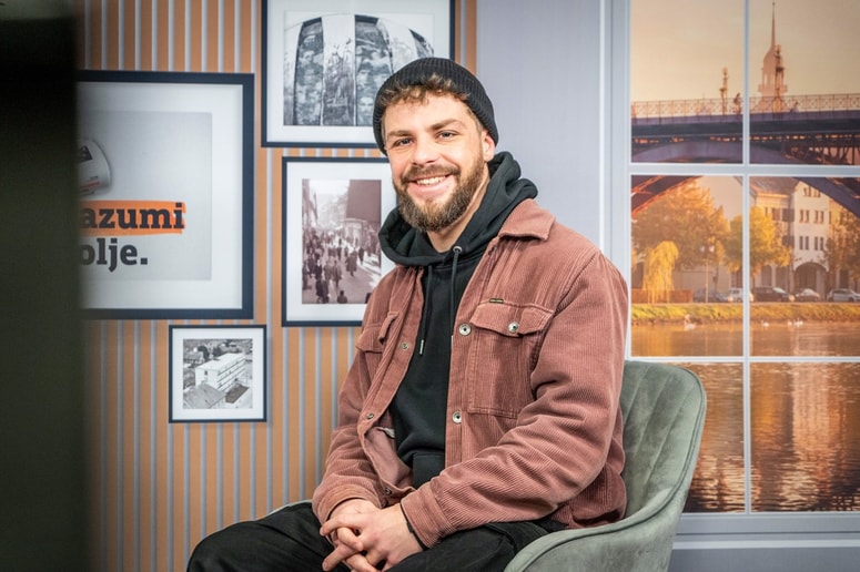 Leopold I.: "Ali je glede na vsebine, ki jih vidimo na Tiktoku, tam res bolj problematičen zafrkantski video, v katerem si ljudje podajajo cigareto, v primerjavi recimo z Jelinčičem, ki na platformi poziva k odstranitvi obrobnih družbenih skupin?"