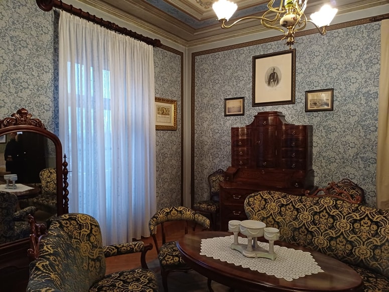 Doma pri Hribarjevih 