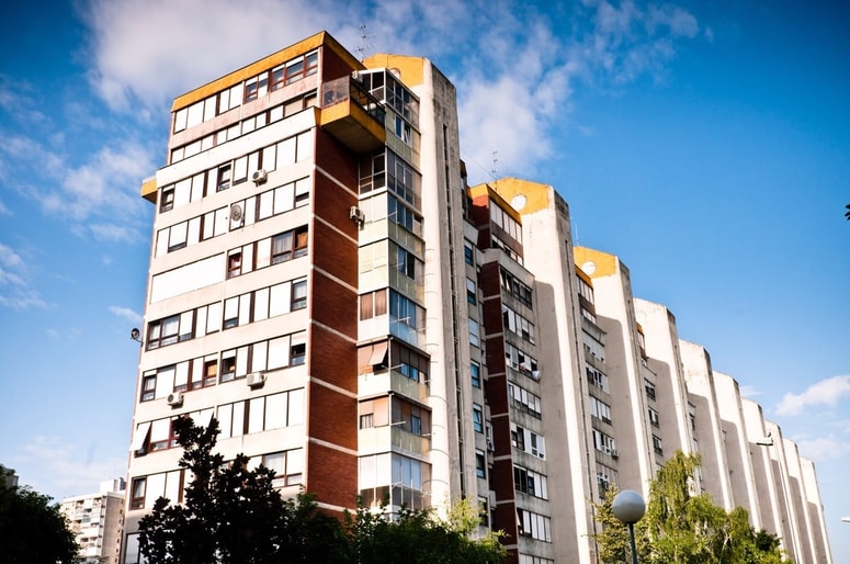 Nekateri so šli še korak dlje in cinično vprašali, ali bo naslednja prepoved veljala za splakovanje stranišča po enajsti uri zvečer. Fotografija je simbolična. 