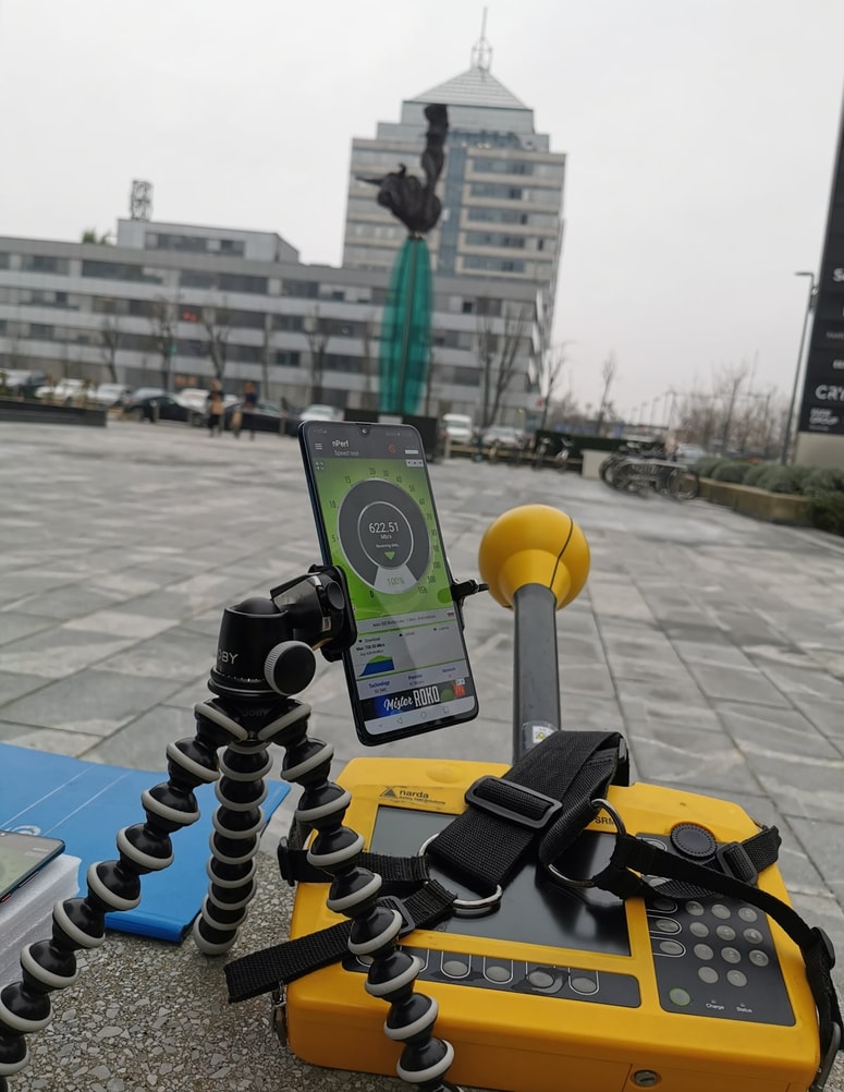 Številne meritve VF EMS v okolici baznih postaj mobilne telefonije so pokazale, da v povprečju izmerjene vrednosti redko presegajo pet odstotkov dovoljene mejne vrednosti. 