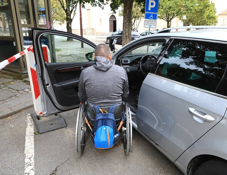 Nakup avtomobilov, še posebej predelanih, je za invalide velik strošek. A država ima pri pomoči delno zvezane roke. 