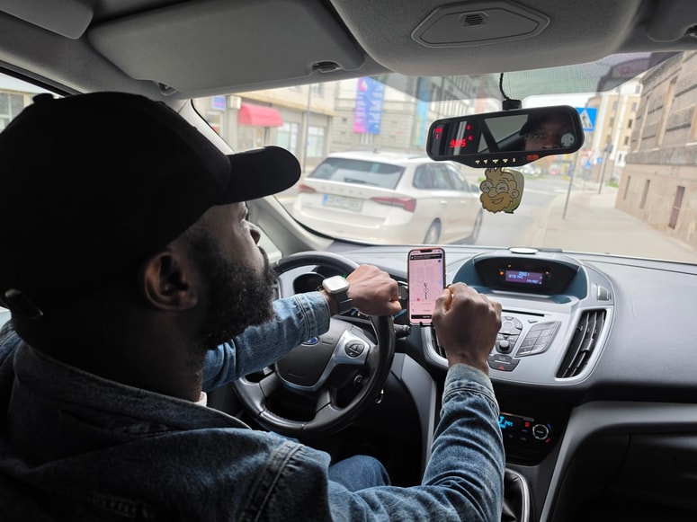 Če bi se izkazalo, da bodo za Uber vozili zgolj tujci in priseljenci, je na mestu vprašanje, zakaj je tako. 