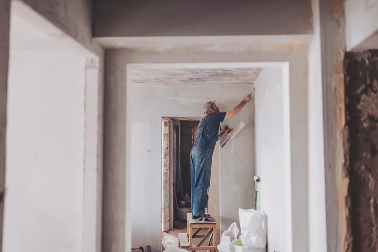 Glavna fotografija članka:Obnova blokovskega stanovanja: Najprej temeljito ocenite stanje, šele nato načrtujte posege