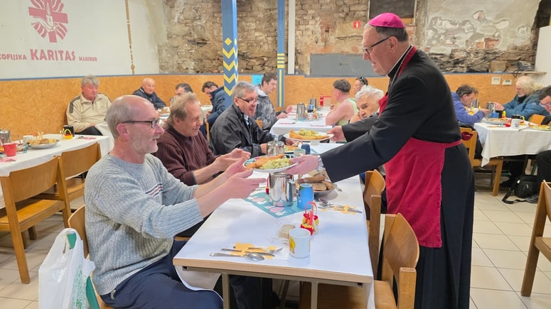 Nadškof Alojzij Cvikl je poudaril, da je veliki petek dan žalosti, a hkrati tudi dan največje božje ljubezni.