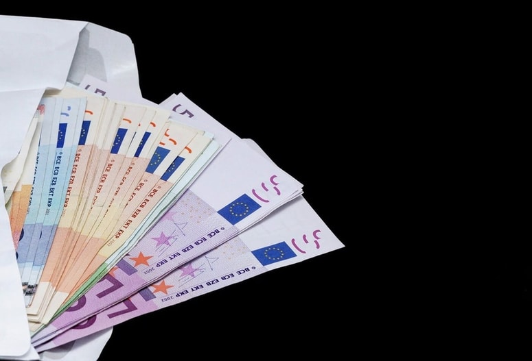 Žrtev je med julijem 2024 in majem 2025 vsak mesec plačevala 3.000 evrov obresti.