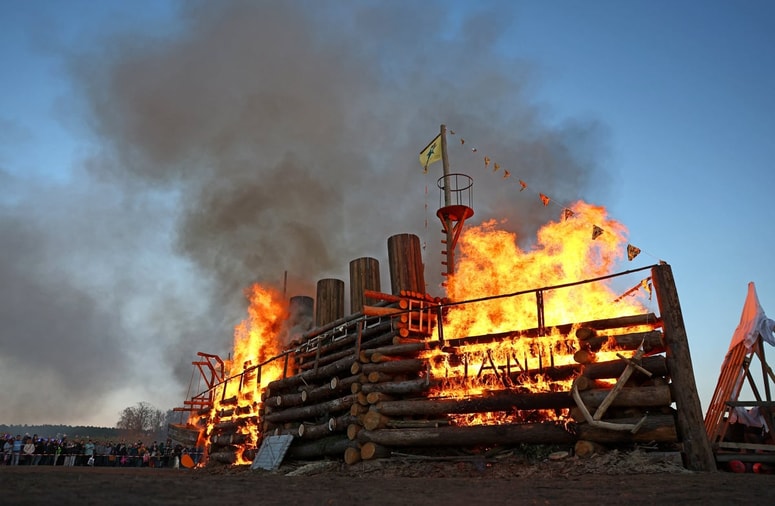 Glavna fotografija članka:(FOTO) Kresovanje nekoliko drugače: Na velikonočnem kresu zažgali Titanik