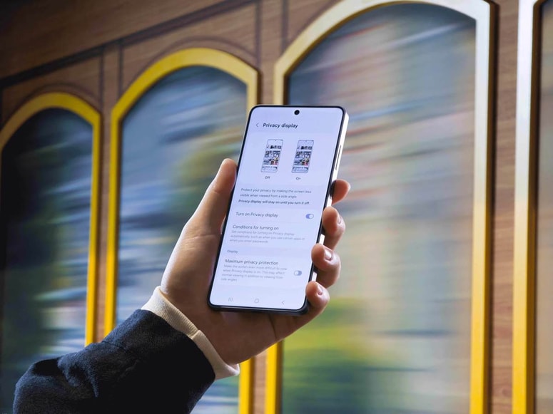 57 odstotkov vprašanih je kot najverjetnejši kraj za opazovanje zaslona druge osebe navedlo javni prevoz.