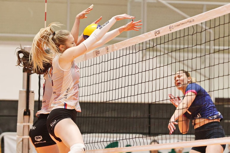 Mariborski blok, v ospredju je Klara Milošič, je bil velika ovira za radovljiške odbojkarice. 