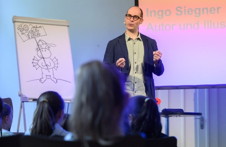 Ingo Siegner je napisal že več kot 30 otroških knjig o Zmajčku Kokosu. 