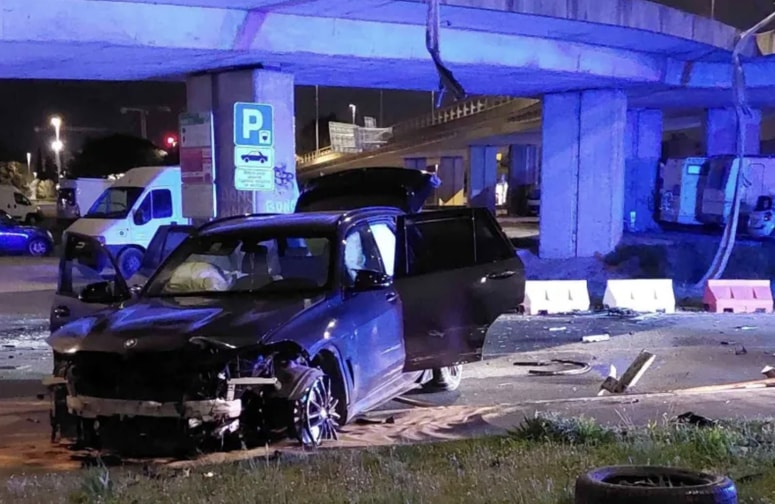 Na priključku na hitro cesto je voznik trčil v ograjo, jo odtrgal in padel na parkirišče nekaj metrov niže.