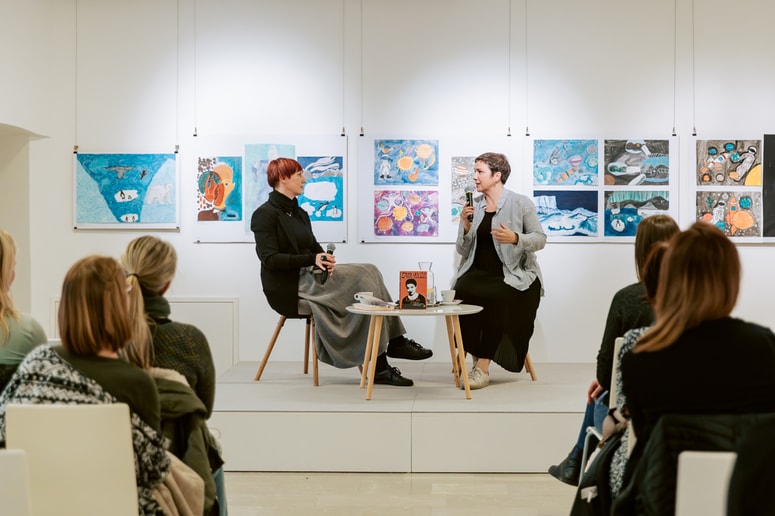 O knjižnem prvencu, najhujših zločincih, stigmatiziranju storilcev, svojcev in žrtev je govorila Sara Volčič 