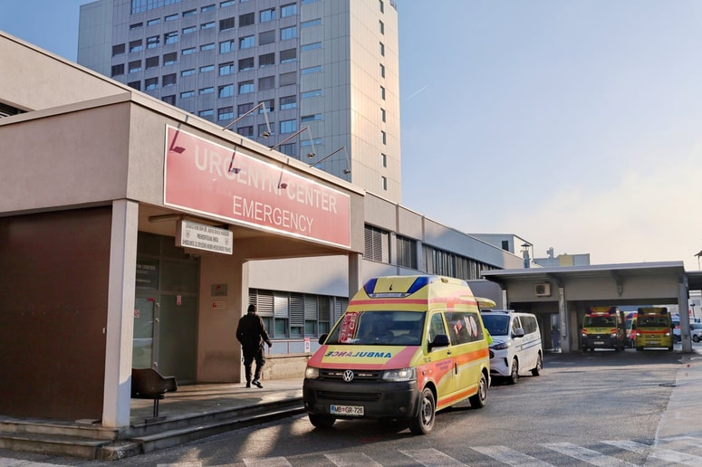 Poleg zdravstvenega osebja v reševalnem vozilu je v nesreči posredoval tudi helikopter. 