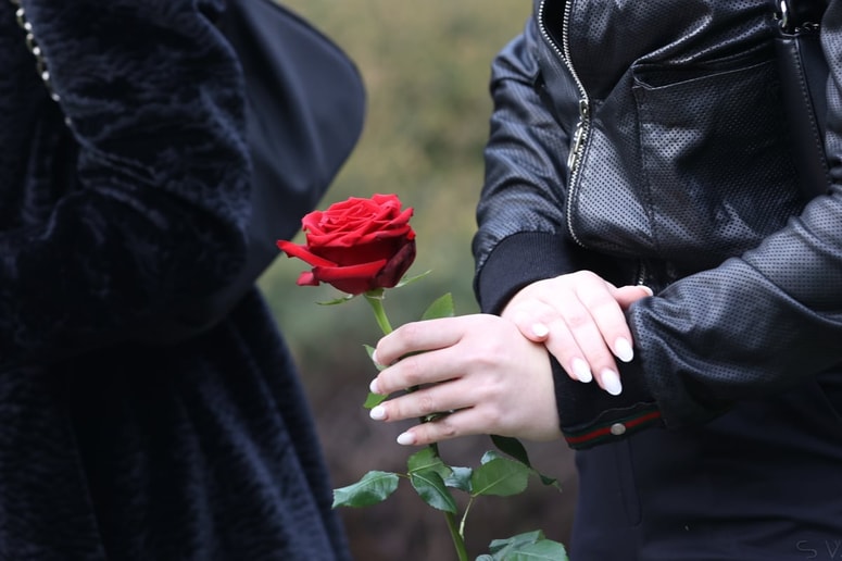 Dejanje naj bi zagrešil 25. oktobra lani pred klubom LokalPatriot v središču Novega mesta.