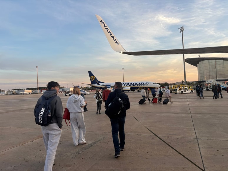 Irski nizkocenovni prevoznik Ryanair, ki leti na več kot 200 destinacij po Evropi in tudi širše, je opozoril, da bi lahko ob nadaljevanju geopolitičnih napetosti na Bližnjem vzhodu prišlo do motenj v dobavi goriva že na začetku poletne sezone.