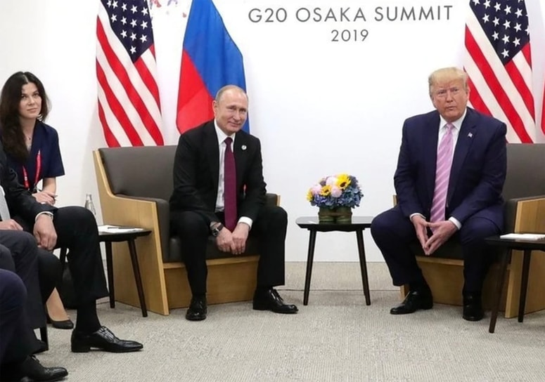 Prevajalka Darja Bojarska (levo) na srečanju Vladimirja Putina in Donalda Trumpa leta 2019 v Osaki