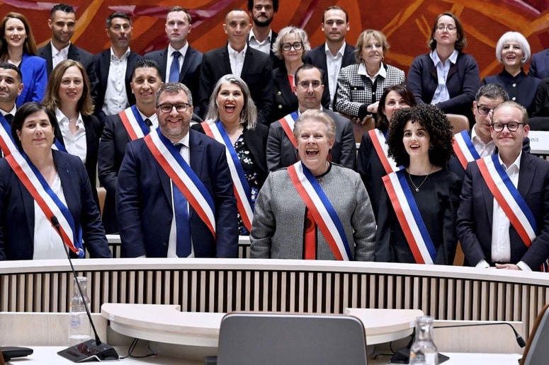 Presenetljiva vrnitev: Catherine Trautmann (v prvi vrsti v sredini) je nova županja Strasbourga.

 

