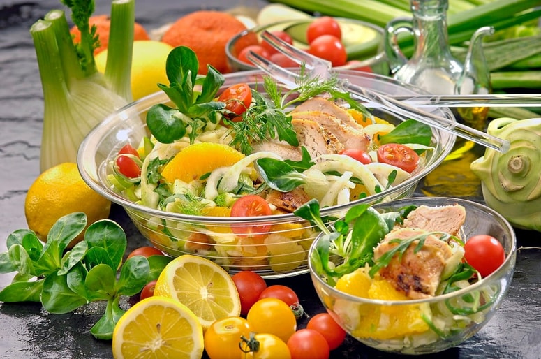 Če želite še več beljakovin, v solato vmešajte feta sir ali navadni sveži sir.