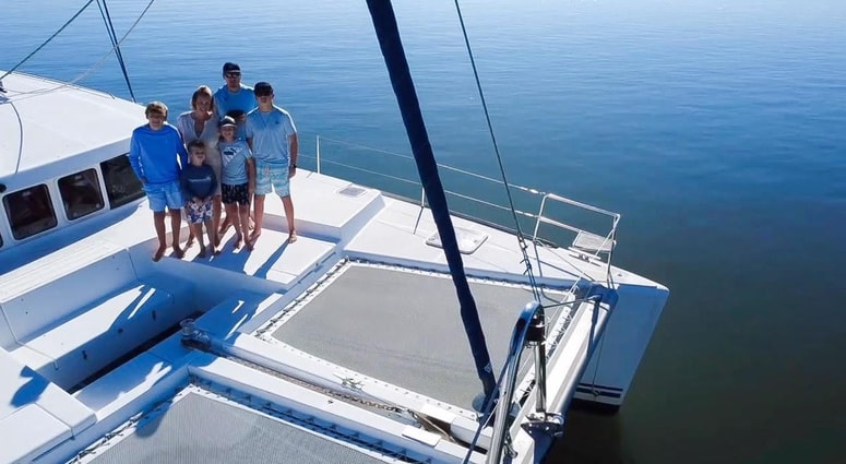 Čeprav so ju mnogi znanci označili za norca, ker sta zapustila varen dom in se s štirimi otroki podala v neznano, družina svoje odločitve ne obžaluje.