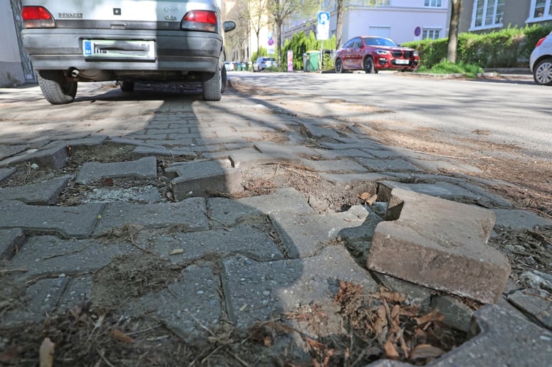 Parkirišča v Smetanovi so neurejena in ob dežju polna luž in blata. 