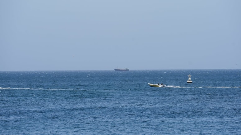 ZDA in Iran sta se minulo noč dogovorila o dvotedenskem premirju, med katerim bo prehod skozi Hormuško ožino mogoč v dogovoru z iranskimi oboroženimi silami, je danes sporočil iranski zunanji minister Abas Aragči.