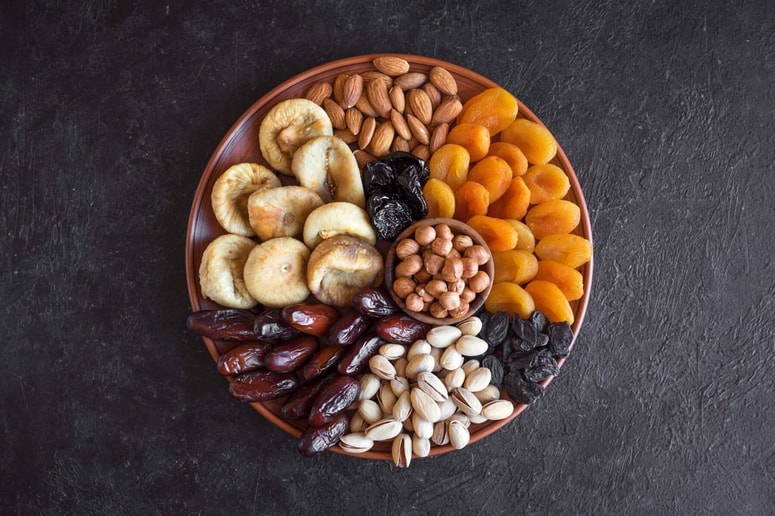 V nasprotju s predelanimi sladkorji, ki povzročajo hiter dvig in padec energije, suho sadje zagotavlja dolgotrajen vir moči z manj nihanji čez dan.