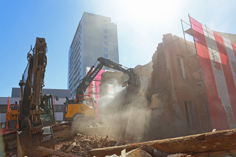 Glavna fotografija članka:(FOTO) Bager končno zagrizel v hišo, ki je predolgo stala na poti onkologiji