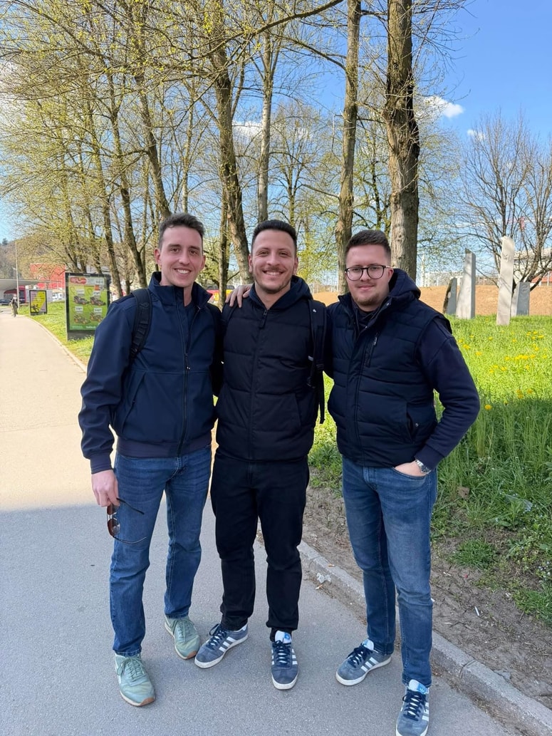 Študent medicine Ajdin Kovačević (na desni) in njegova prijatelja, prav tako študenta - vsi trije študirajo v Ljubljani.