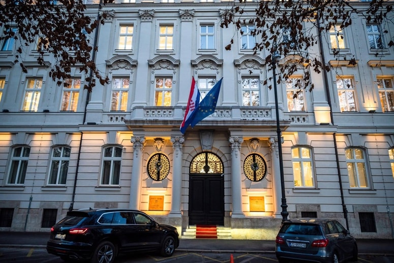 Obsojena je zaposlena na hrvaškem zunanjem ministrstvu.