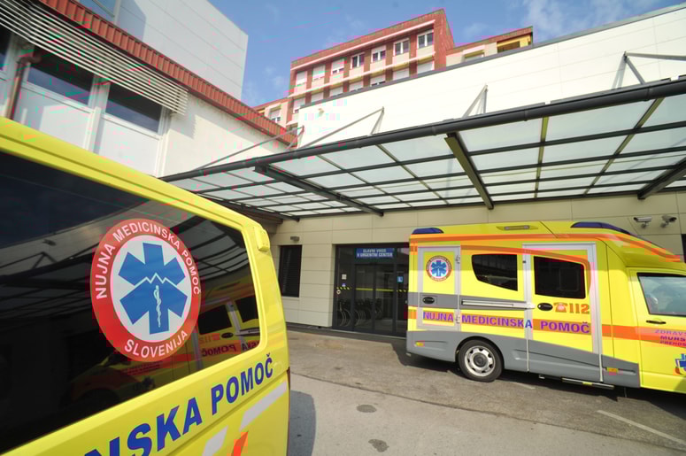 Policista sta sama voznika odpeljala v murskosoboško bolnišnico.