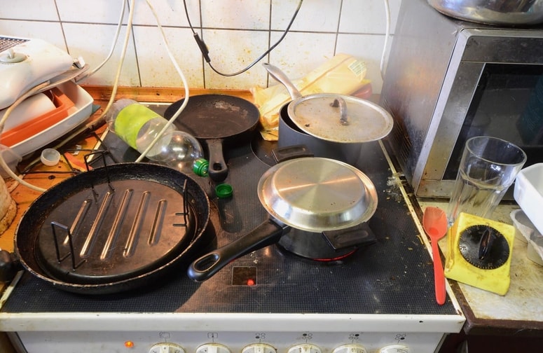 Kopalnica in kuhinja pričakovano predstavljata glavni prizorišči situacij, ki v gostih vzbujajo srh.