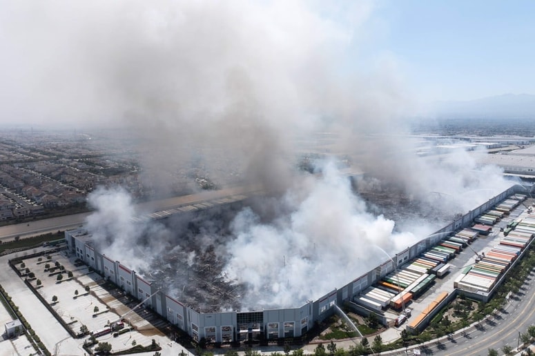 V zahtevni intervenciji je sodelovalo okoli 175 gasilcev, reševalci pa so uspešno evakuirali 20 zaposlenih.
