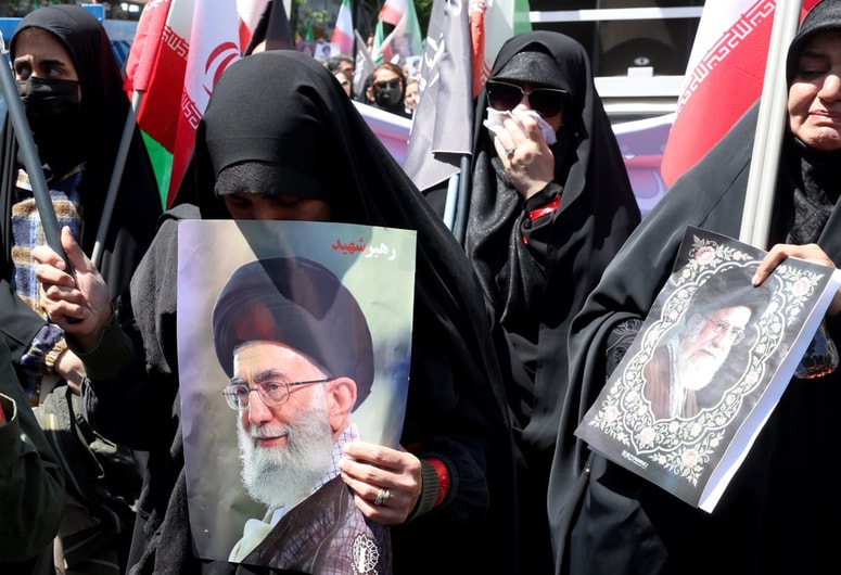 V ciljanih napadih so umrli najvišji predstavniki države, med njimi vrhovni voditelj ajatola Ali Hamenej, visoki poveljniki Islamske revolucionarne garde in sekretar sveta za nacionalno varnost Ali Larijani.